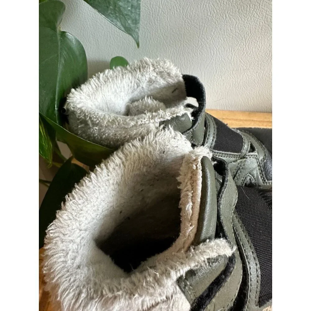 Kid’s size 2.5 fashion sneakers